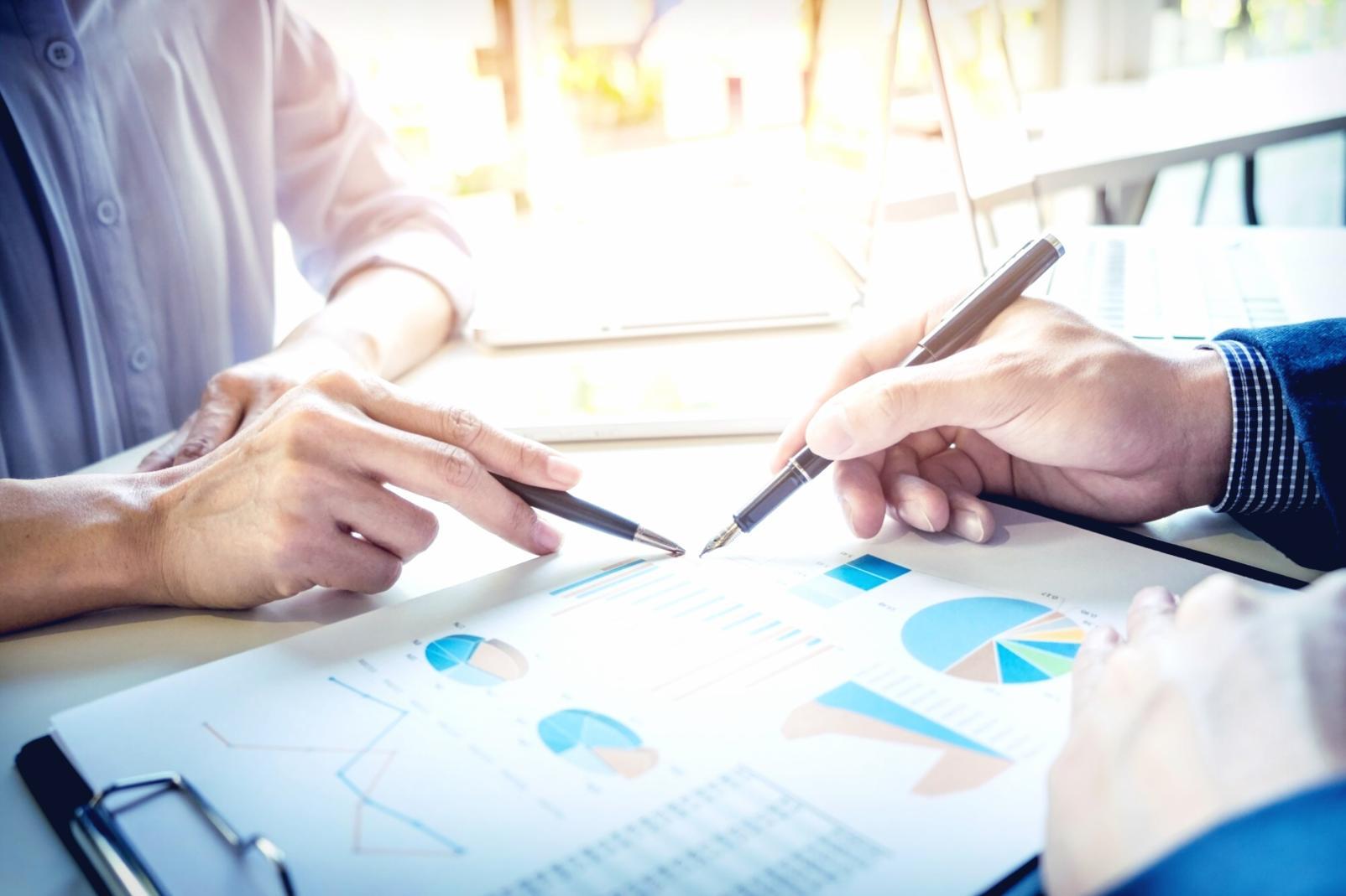 Collaboration entre partenaires pédagogiques et formateurs SEO